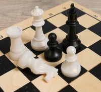 Настольная игра 2в1 "Лучший": шахматы, шашки (король h=7.2 см, пешка h=4 см), поле 29х29 см 3877946 Медведь Калуга