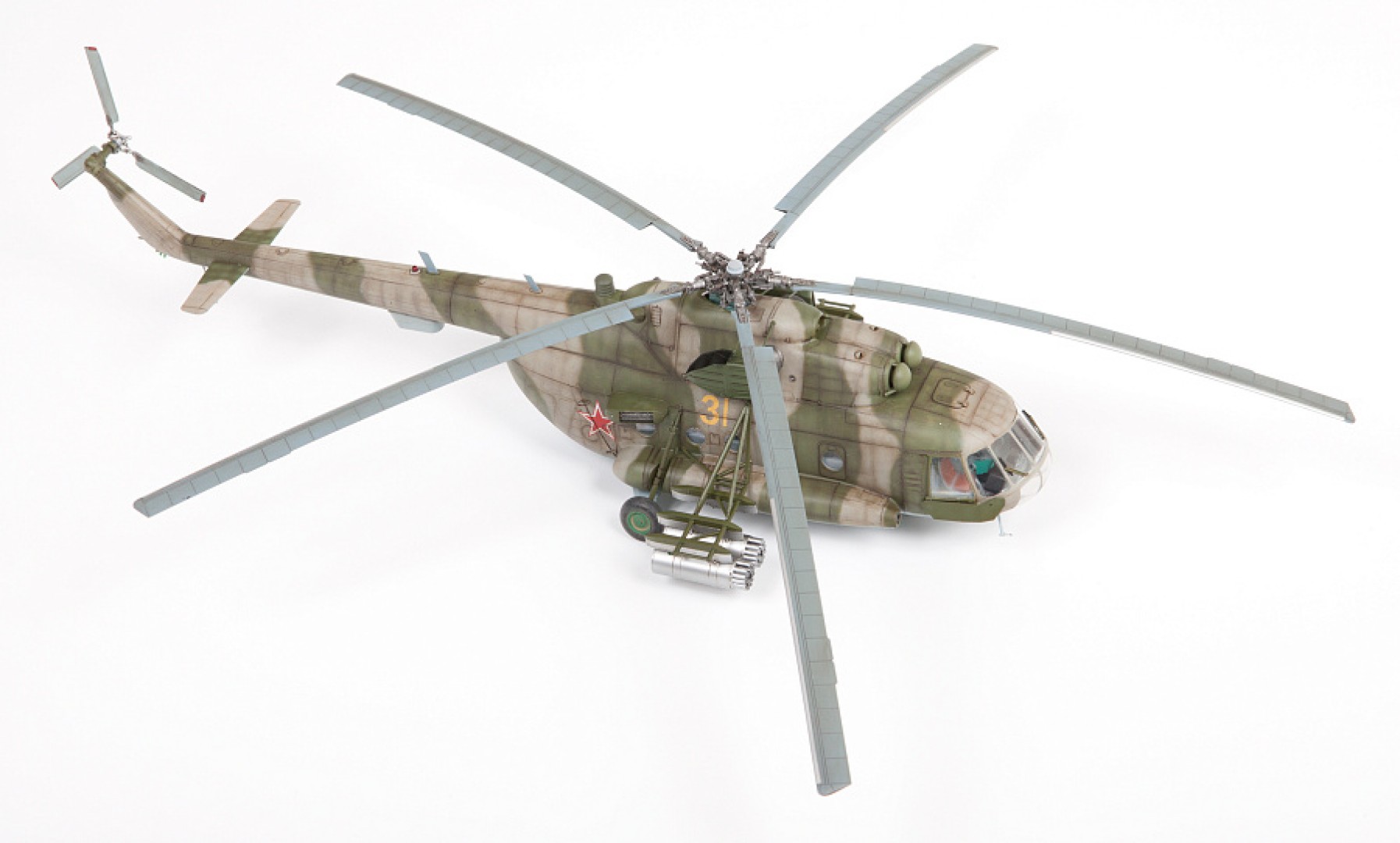 4828 Советский многоцелевой вертолет "Ми-8МТ" 1/48 Медведь Калуга